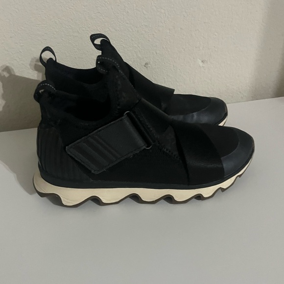 Sorel Shoes - Sorel Kinetic Sneak Sneakers Shoes - Women’s Size 6 Black - Slip On